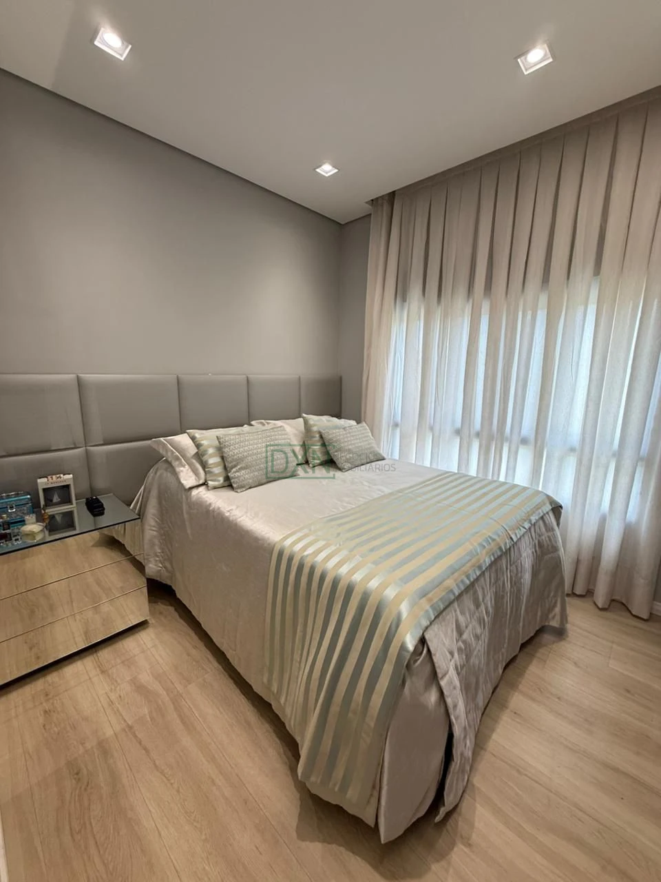CASA COM 4 SUÍTES NO CONDOMINIO BELLEVIE