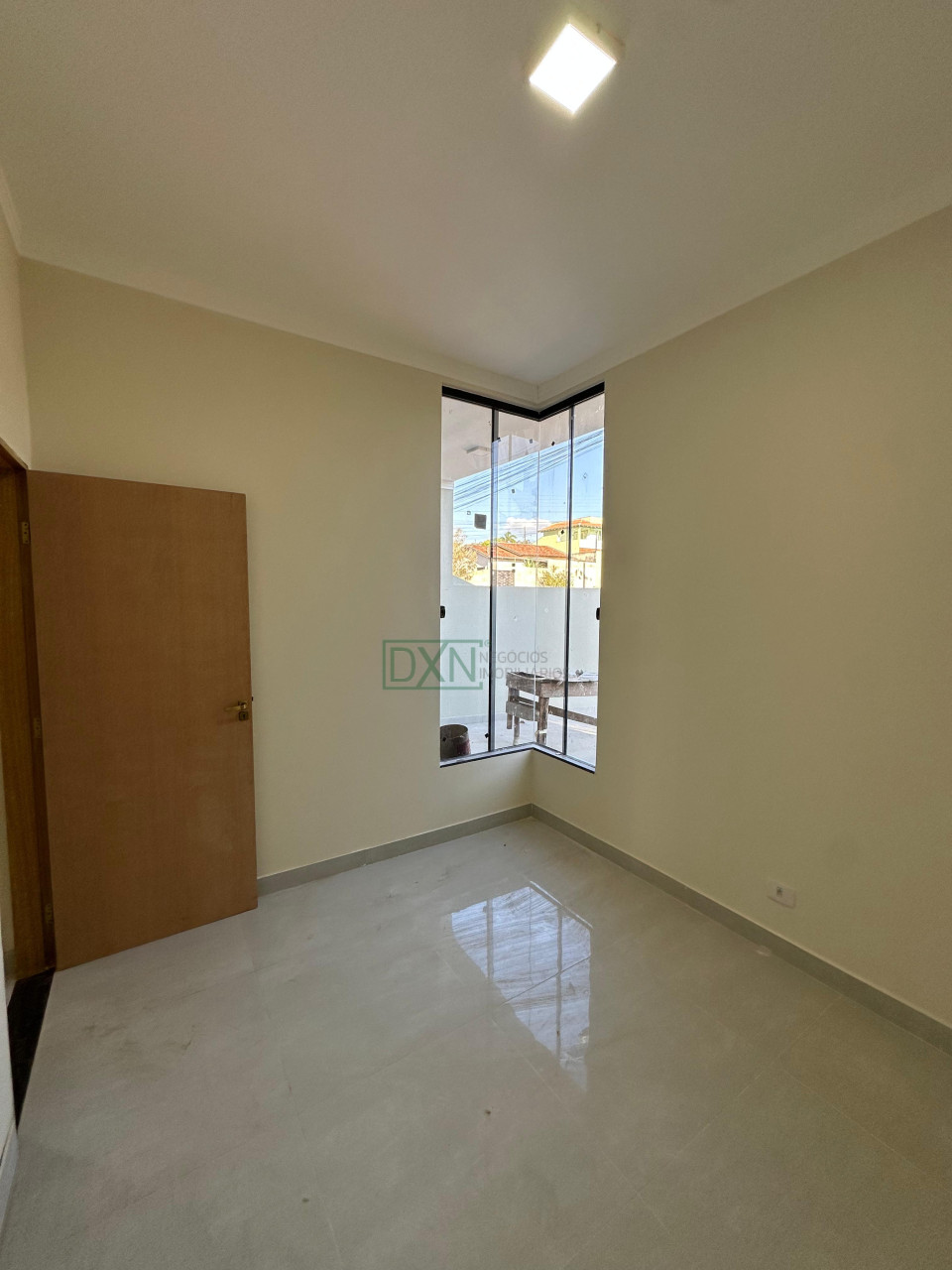 Casa Geminada Assobradada com 03 quartos no Jd Monte Alto em Cambé