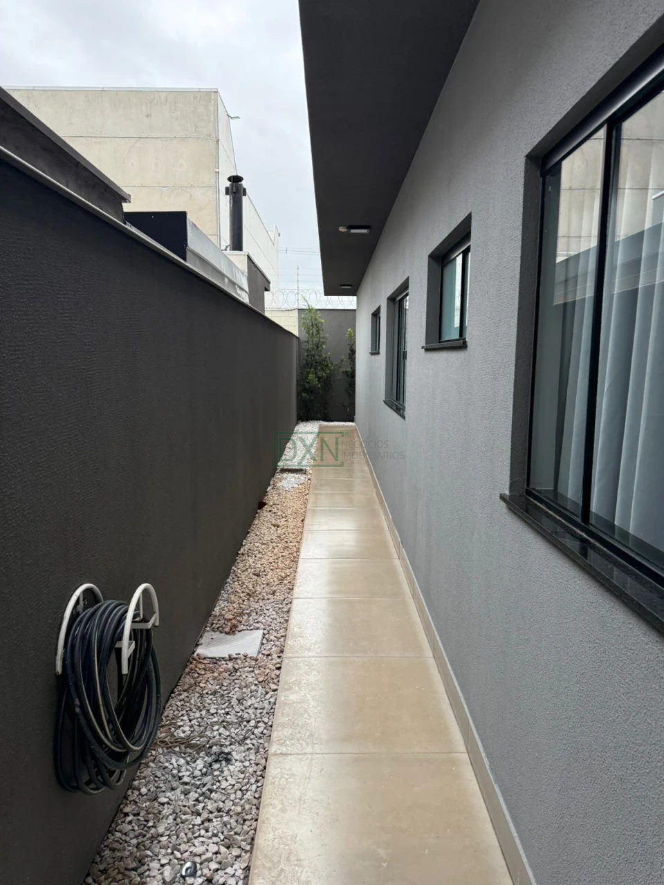 CASA COM 3 QUARTOS E UMA SUÍTE NO CONDOMÍNIO HORIZONTAL BELLEVIE
