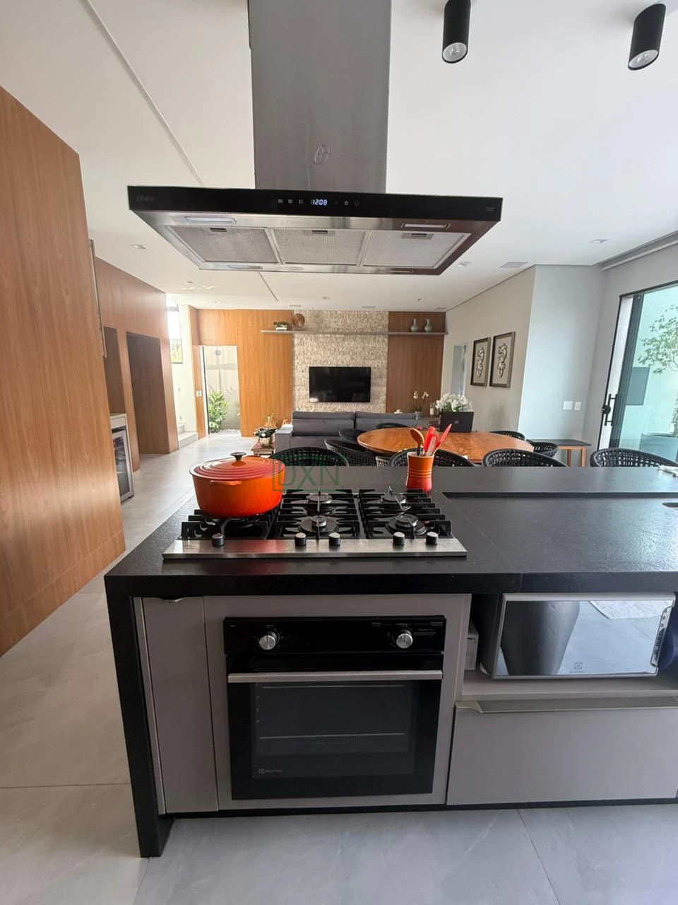 CASA COM 4 SUÍTES NO CONDOMINIO BELLEVIE