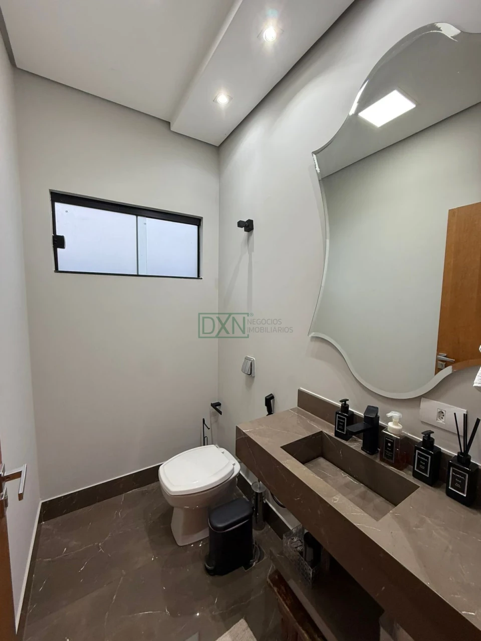CASA COM 3 QUARTOS E UMA SUÍTE NO CONDOMÍNIO HORIZONTAL BELLEVIE