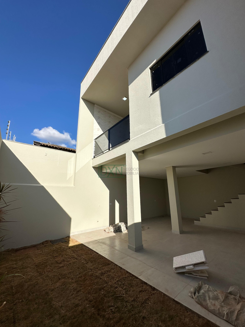 Casa Geminada Assobradada com 03 quartos no Jd Monte Alto em Cambé