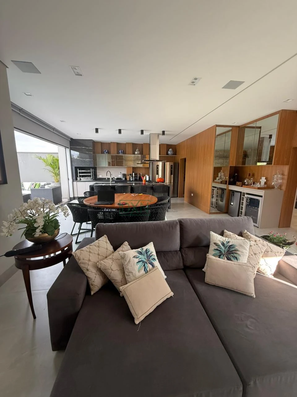 CASA COM 4 SUÍTES NO CONDOMINIO BELLEVIE
