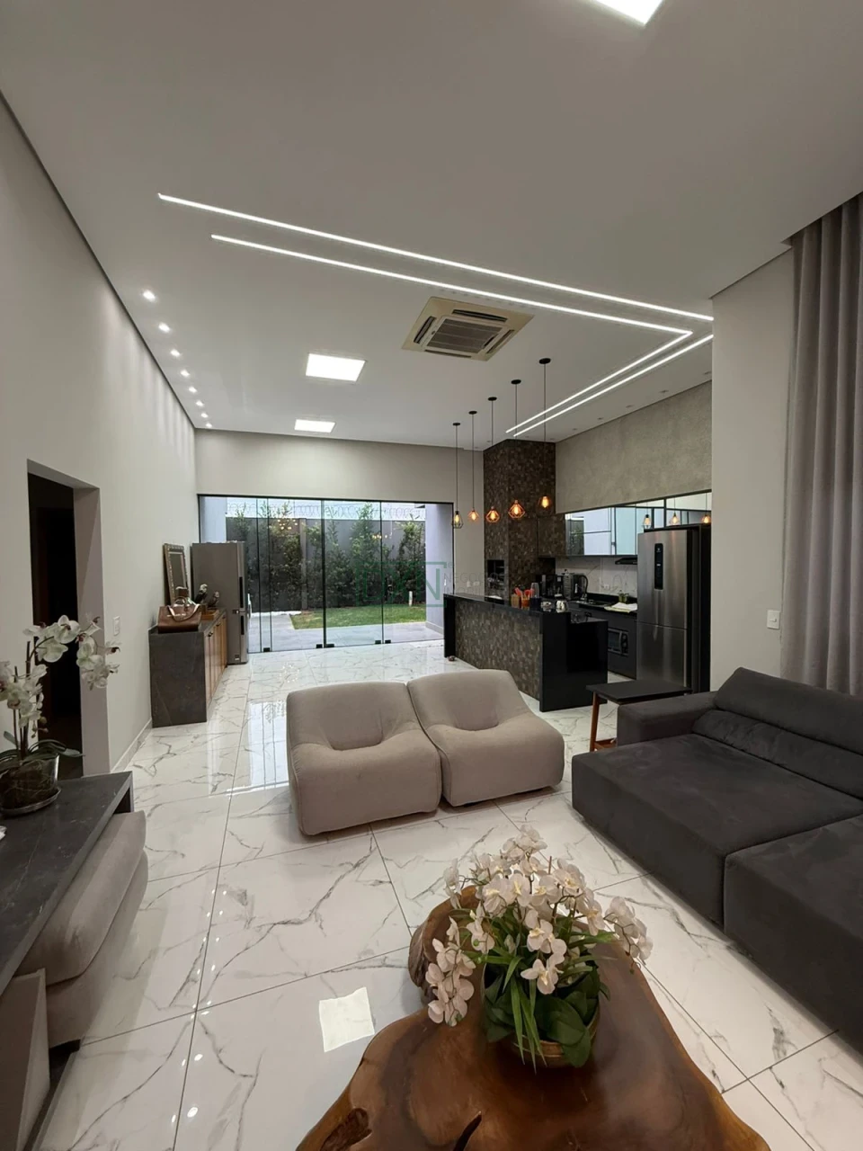 CASA COM 3 QUARTOS E UMA SUÍTE NO CONDOMÍNIO HORIZONTAL BELLEVIE