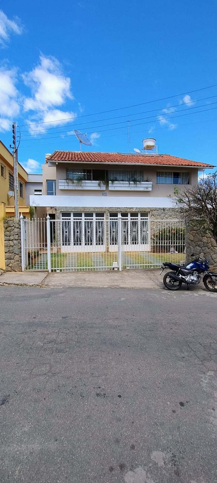 Imagens do imóveis casa venda Bairro Artur Bernardes 7quartos sendo 4 suites, varanda gourmet c churrasqueira,garagem,jardim
