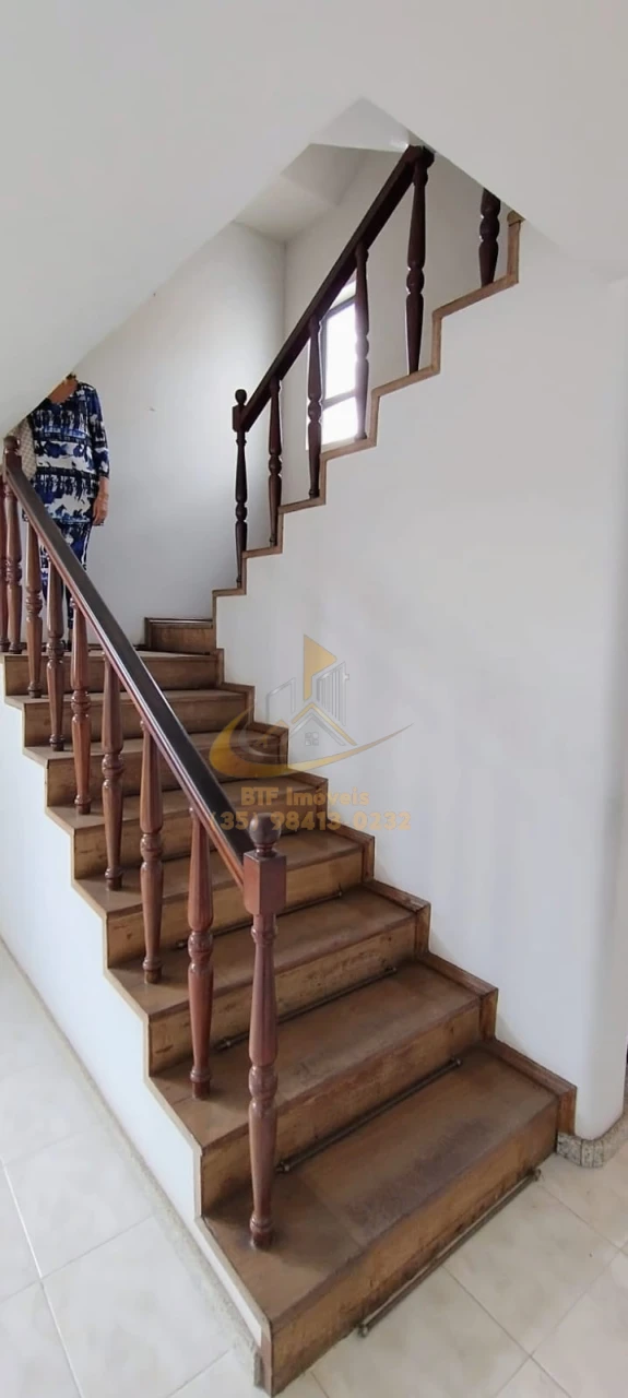 Imagens do imóveis CASA VENDA subsolo garagem terreo  sala e banh 1ºAndar  5 quartos sendo 1 suite , banh social, lavanderia