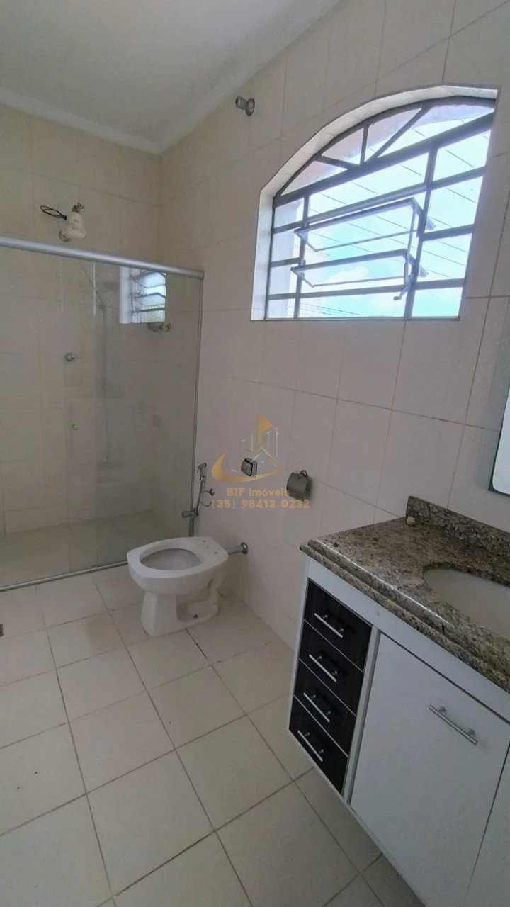 Imagens do imóveis casa locação 4 quartos sendo 1 suite,garagem varios carros, varanda, sala- copa, deposito , quintal