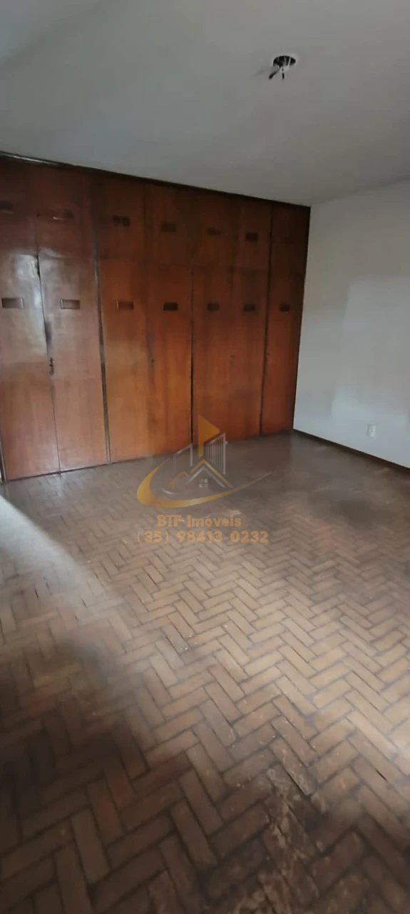 Imagens do imóveis CASA VENDA subsolo garagem terreo  sala e banh 1ºAndar  5 quartos sendo 1 suite , banh social, lavanderia