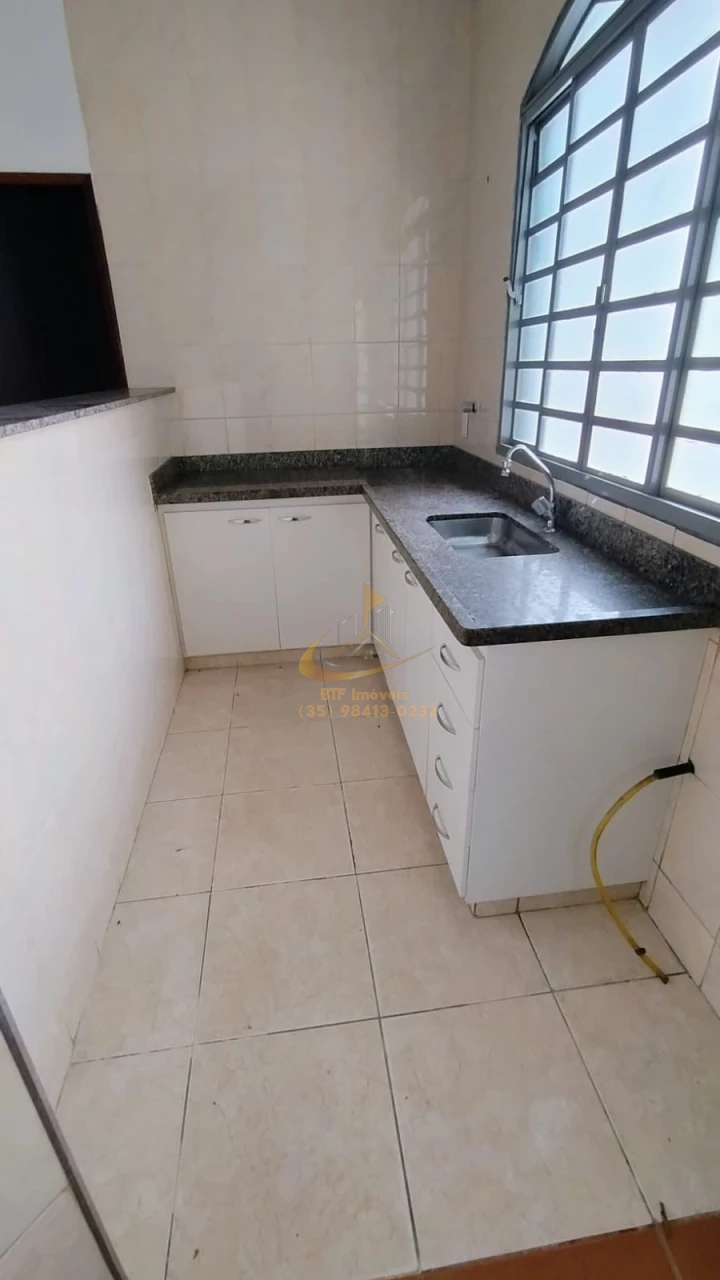Imagens do imóveis casa locação 4 quartos sendo 1 suite,garagem varios carros, varanda, sala- copa, deposito , quintal