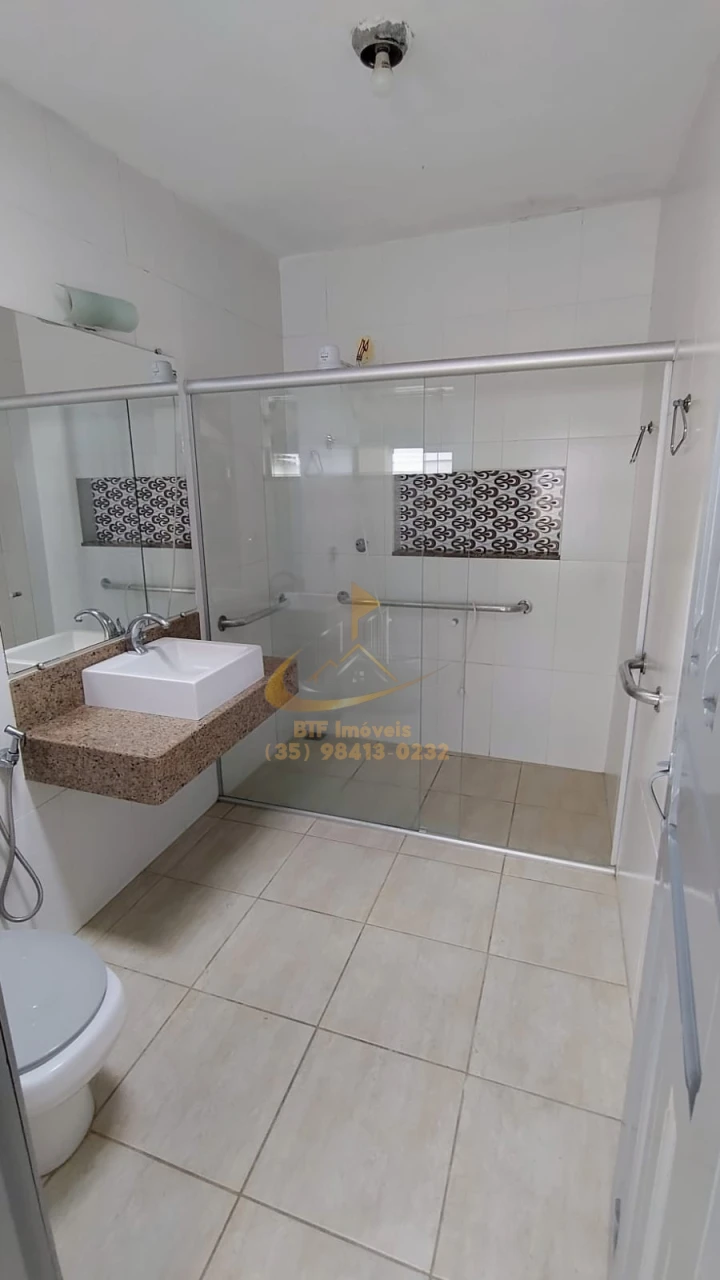 Imagens do imóveis CASA LOC. CENTRO 5/4, BANHEIRO, LAVABO, AREA SERV,QUINTAL  - SEM GARAGEM