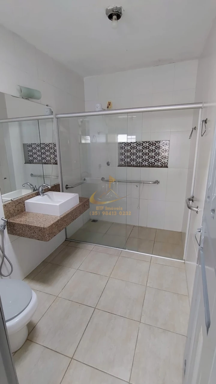 Imagens do imóveis CASA LOC. CENTRO 5/4, BANHEIRO, LAVABO, AREA SERV,QUINTAL  - SEM GARAGEM