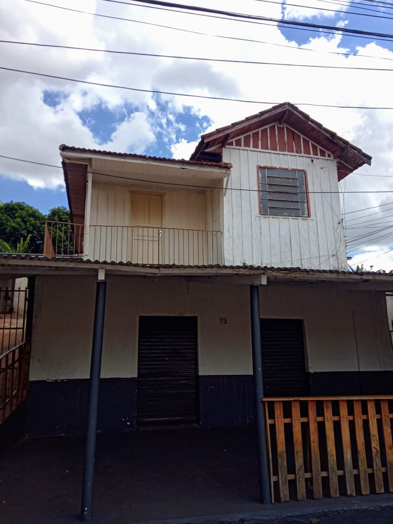 CASAS DE MADEIRAS + SALÃO COMERCIAL
