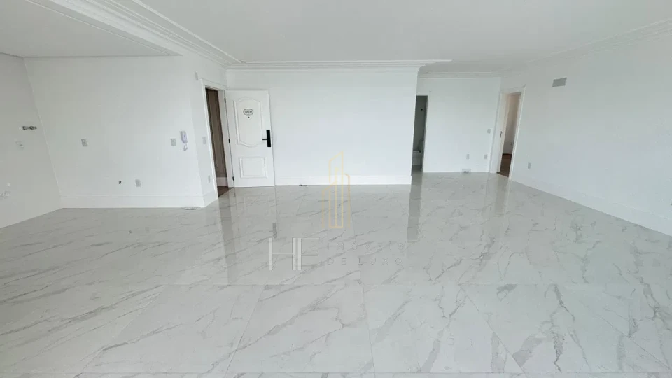 Imagens do imóveis Frente Avenida Meia Praia