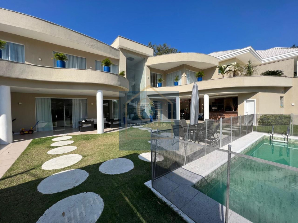 Imagens do imóveis Casa em Condomínio com 4 Suítes sendo 1 Master com Closet, Piscina, Churrasqueira, Escritório