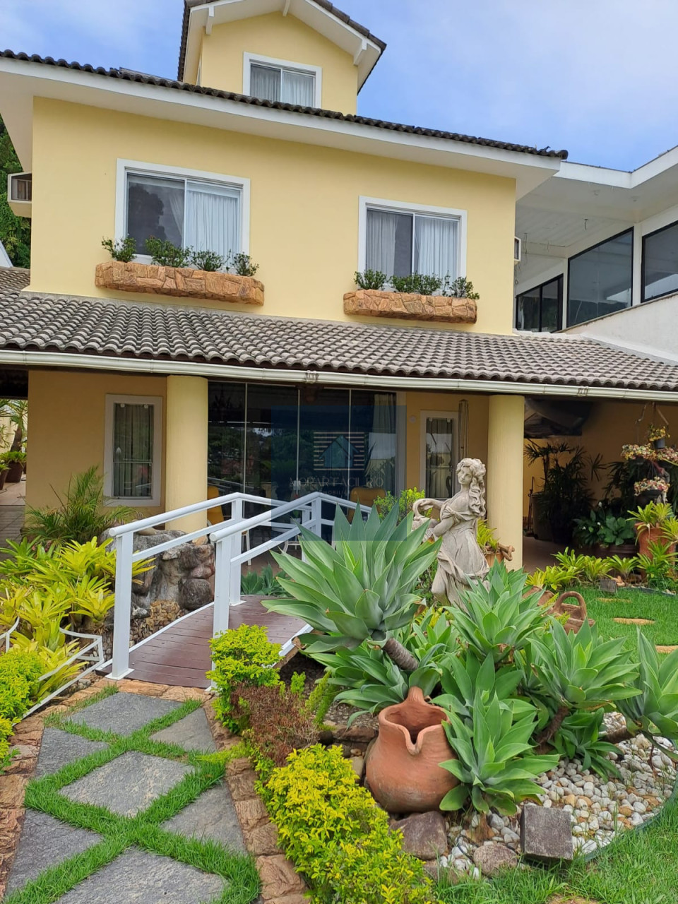 Imagens do imóveis Casa Duplex em Condomínio - 4 Quartos sendo 2 Suítes com Closet;  Piscina com Cascata, Jatão e Hidromassagem; Churrasqueira; Sauna; Jardim; Espaç