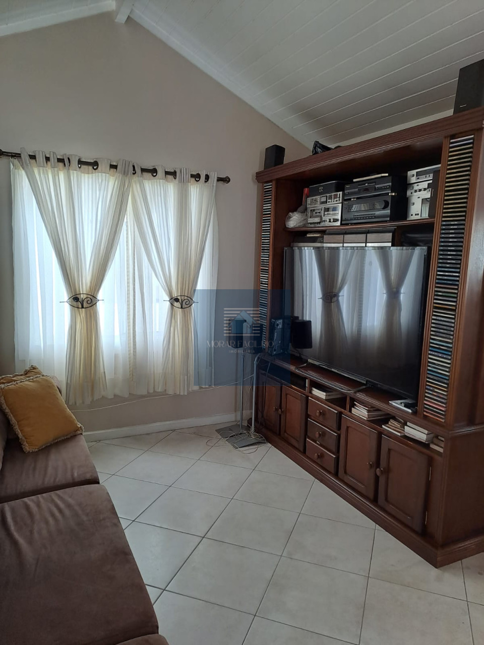Imagens do imóveis Casa Duplex em Condomínio - 4 Quartos sendo 2 Suítes com Closet;  Piscina com Cascata, Jatão e Hidromassagem; Churrasqueira; Sauna; Jardim; Espaç