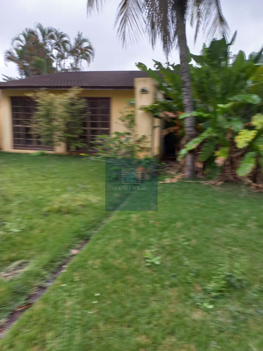 Imagens do imóveis Casa simples em terreno de plano de 750m2 em Condomínio de alto padrão.