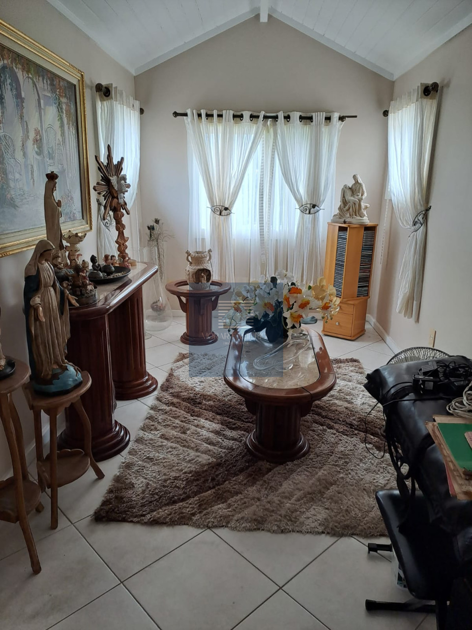 Imagens do imóveis Casa Duplex em Condomínio - 4 Quartos sendo 2 Suítes com Closet;  Piscina com Cascata, Jatão e Hidromassagem; Churrasqueira; Sauna; Jardim; Espaç