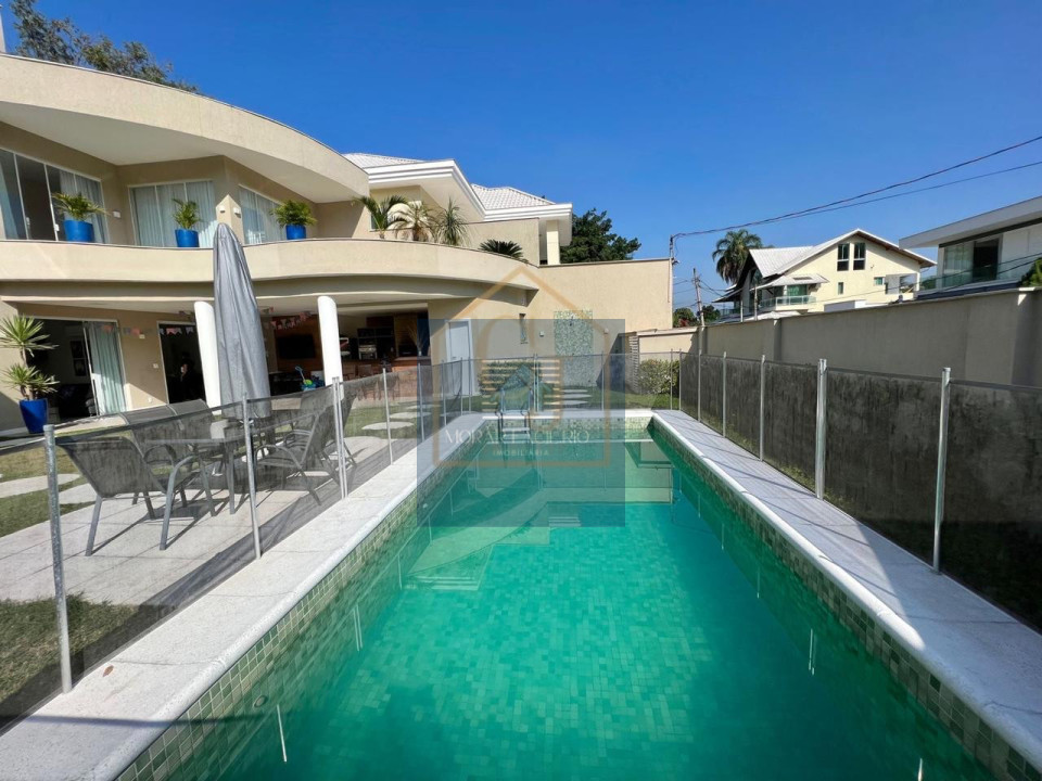 Imagens do imóveis Casa em Condomínio com 4 Suítes sendo 1 Master com Closet, Piscina, Churrasqueira, Escritório