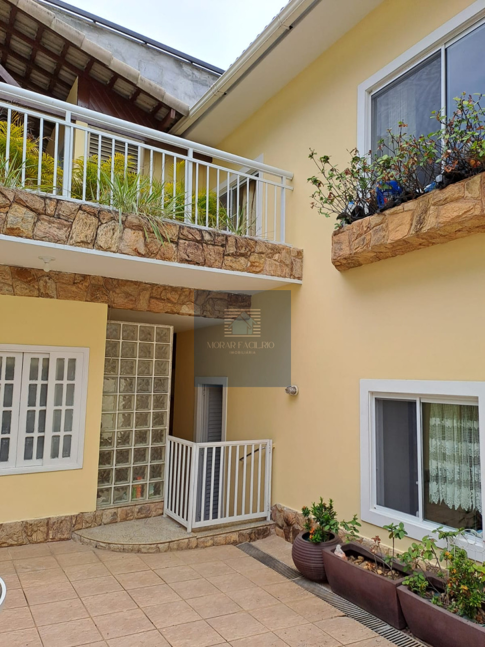 Imagens do imóveis Casa Duplex em Condomínio - 4 Quartos sendo 2 Suítes com Closet;  Piscina com Cascata, Jatão e Hidromassagem; Churrasqueira; Sauna; Jardim; Espaç