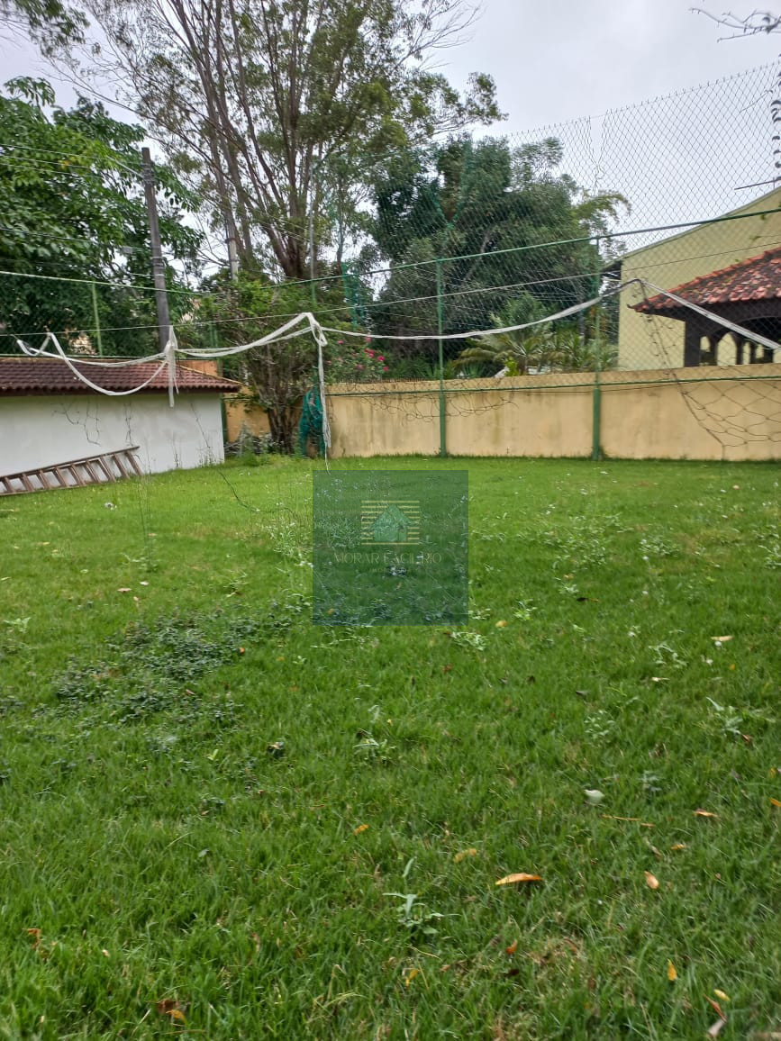 Imagens do imóveis Casa simples em terreno de plano de 750m2 em Condomínio de alto padrão.