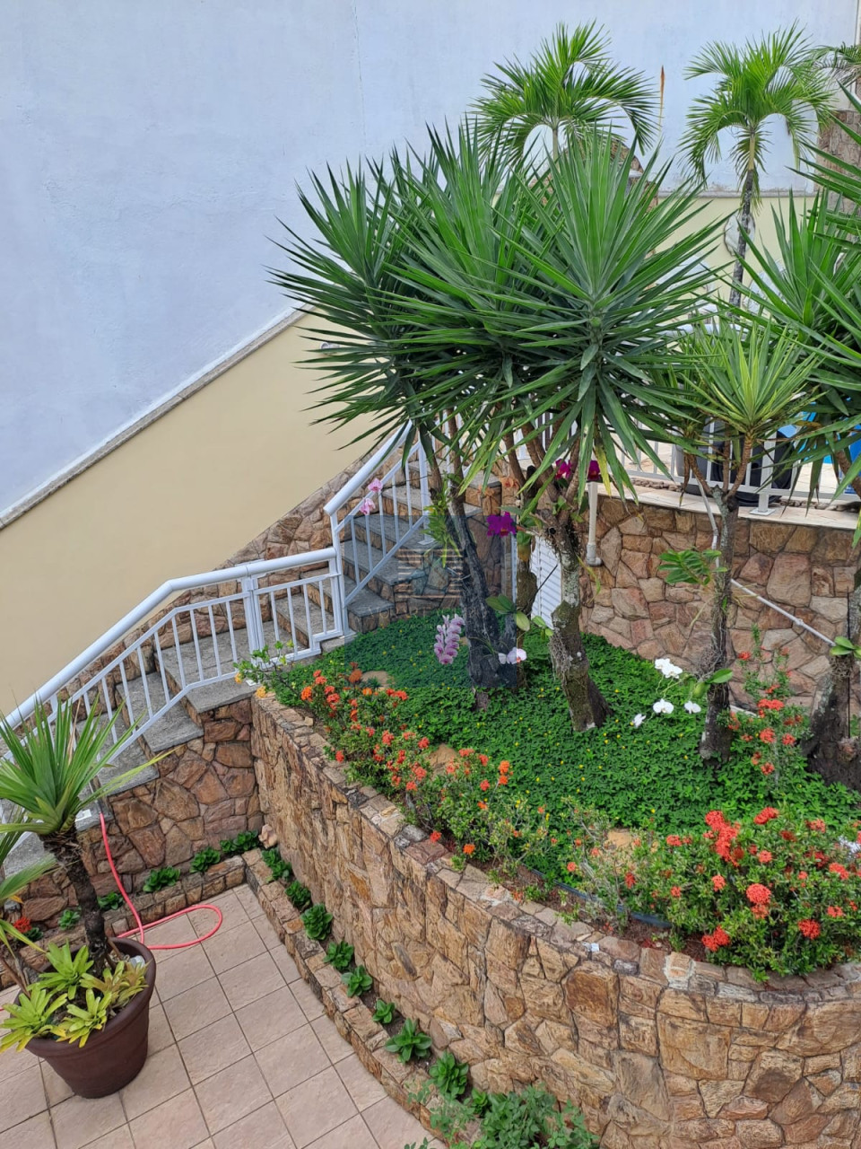 Imagens do imóveis Casa Duplex em Condomínio - 4 Quartos sendo 2 Suítes com Closet;  Piscina com Cascata, Jatão e Hidromassagem; Churrasqueira; Sauna; Jardim; Espaç