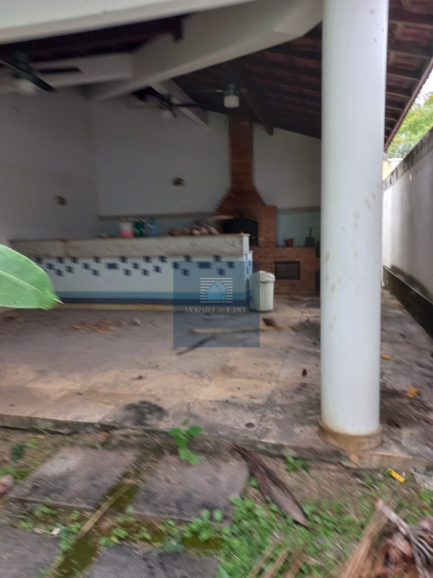 Imagens do imóveis Casa simples em terreno de plano de 750m2 em Condomínio de alto padrão.