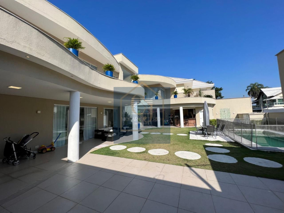 Imagens do imóveis Casa em Condomínio com 4 Suítes sendo 1 Master com Closet, Piscina, Churrasqueira, Escritório