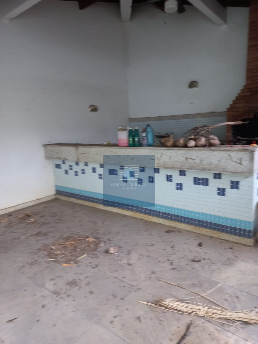 Imagens do imóveis Casa simples em terreno de plano de 750m2 em Condomínio de alto padrão.