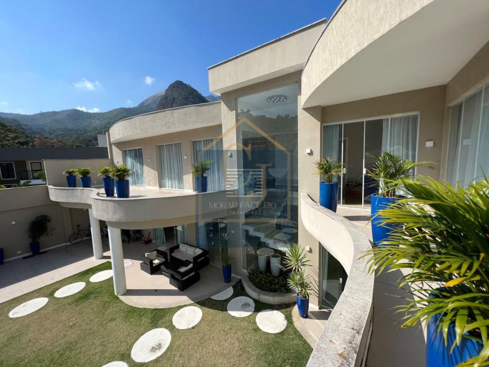 Imagens do imóveis Casa em Condomínio com 4 Suítes sendo 1 Master com Closet, Piscina, Churrasqueira, Escritório