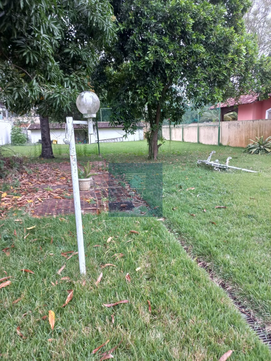 Imagens do imóveis Casa simples em terreno de plano de 750m2 em Condomínio de alto padrão.