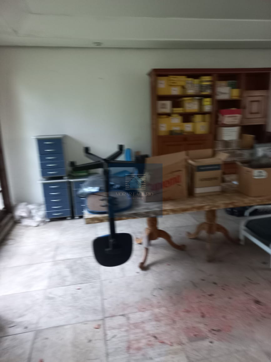 Imagens do imóveis Casa simples em terreno de plano de 750m2 em Condomínio de alto padrão.