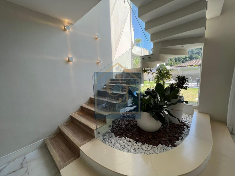 Imagens do imóveis Casa em Condomínio com 4 Suítes sendo 1 Master com Closet, Piscina, Churrasqueira, Escritório