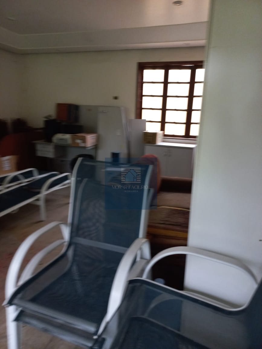 Imagens do imóveis Casa simples em terreno de plano de 750m2 em Condomínio de alto padrão.
