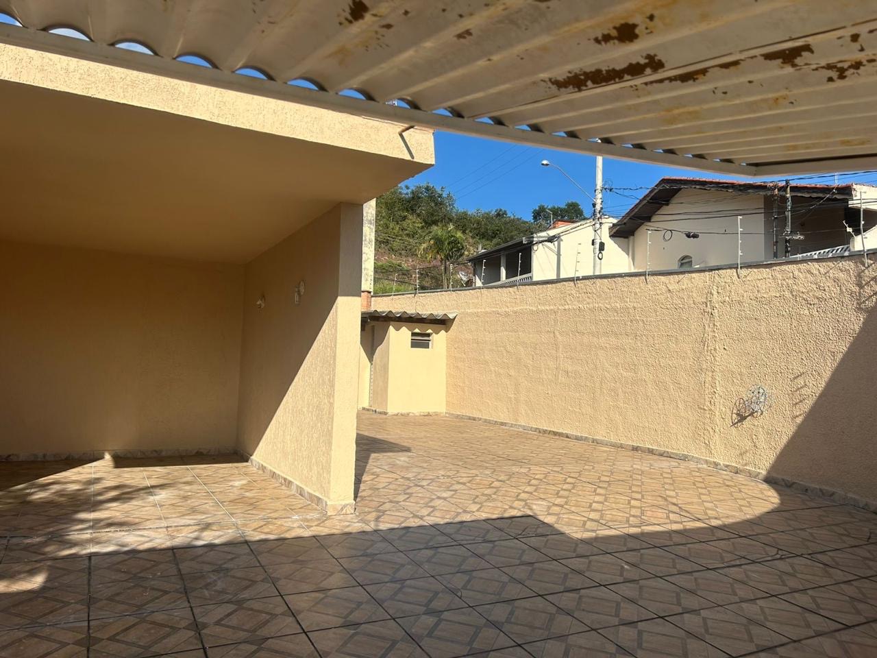 Imagens do imóveis CASA TÉRREA DE ESQUINA À VENDA EM VÁRZEA PAULISTA | 3 DORMITÓRIOS | QUINTAL AMPLO | ACEITA FINANCIAMENTO