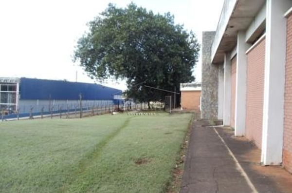 Barracao comercial com pátio e estrutura logística à venda no Jardim Rosicler, Londrina Barracao comercial com pátio e estrutura logística à venda no Jardim Rosicler, Londrina