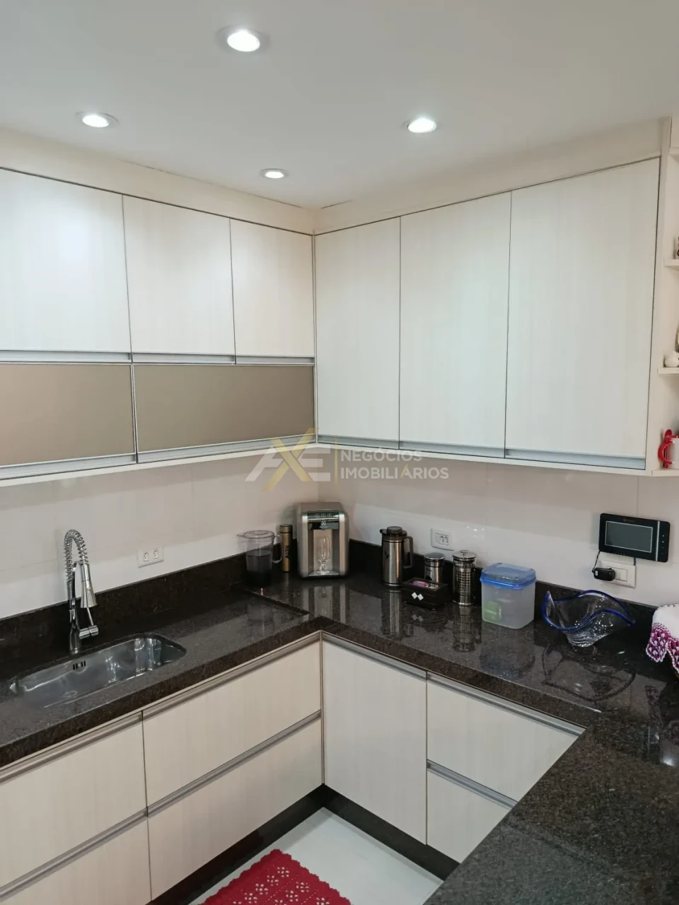 CASA COM PLANEJADOS E SUÍTE