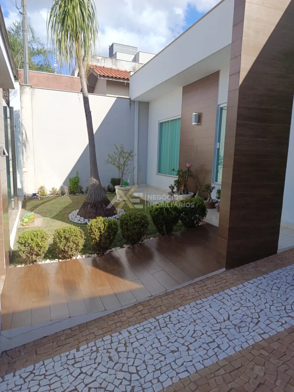 CASA COM PLANEJADOS E SUÍTE