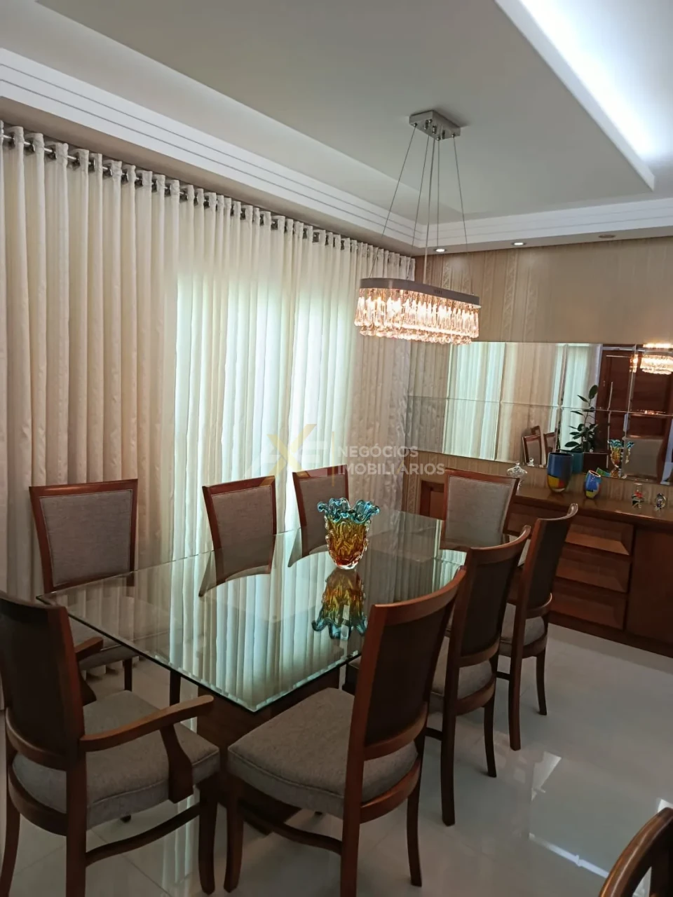 CASA COM PLANEJADOS E SUÍTE