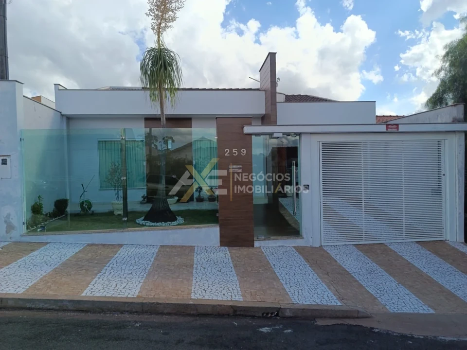 CASA COM PLANEJADOS E SUÍTE