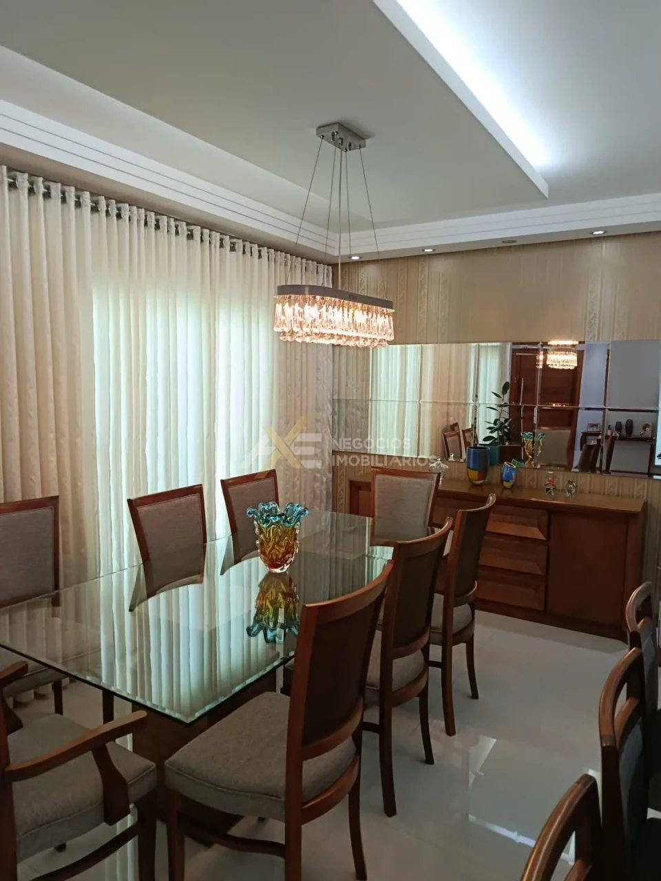 CASA COM PLANEJADOS E SUÍTE