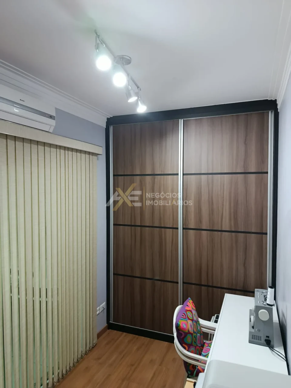 CASA COM PLANEJADOS E SUÍTE