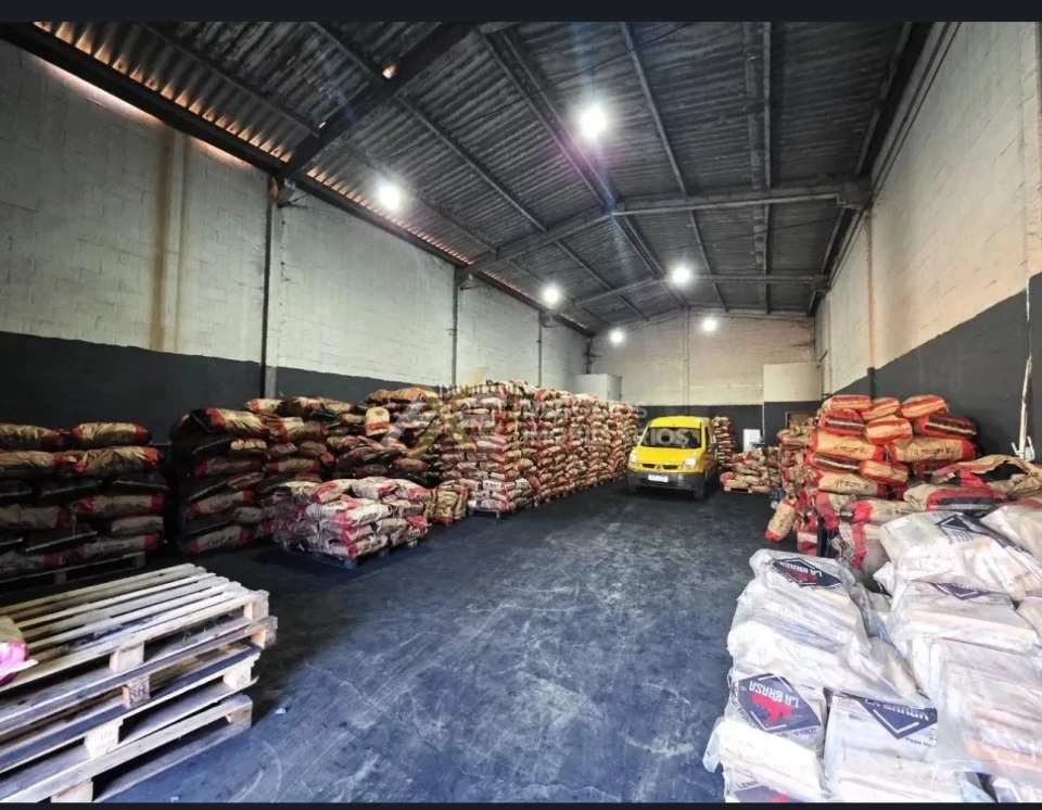 Barracão a Venda com 220 m2 de construção na Zona Norte em Londrina, Pr.