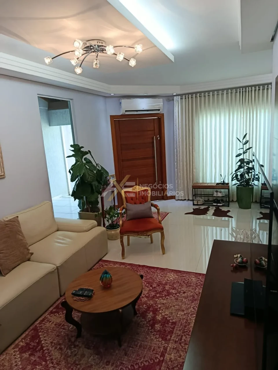 CASA COM PLANEJADOS E SUÍTE