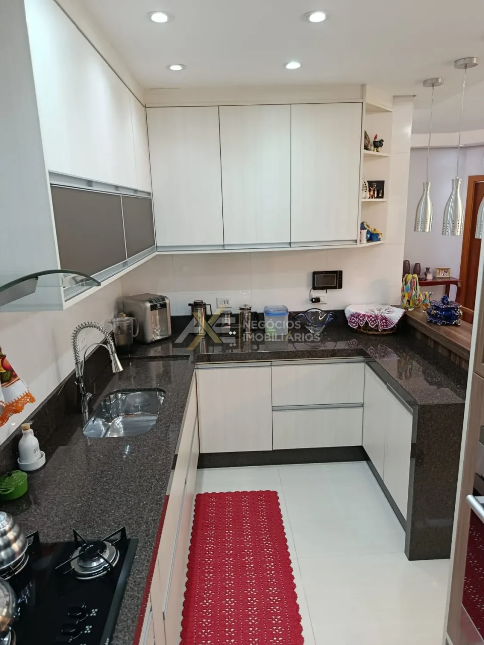 CASA COM PLANEJADOS E SUÍTE