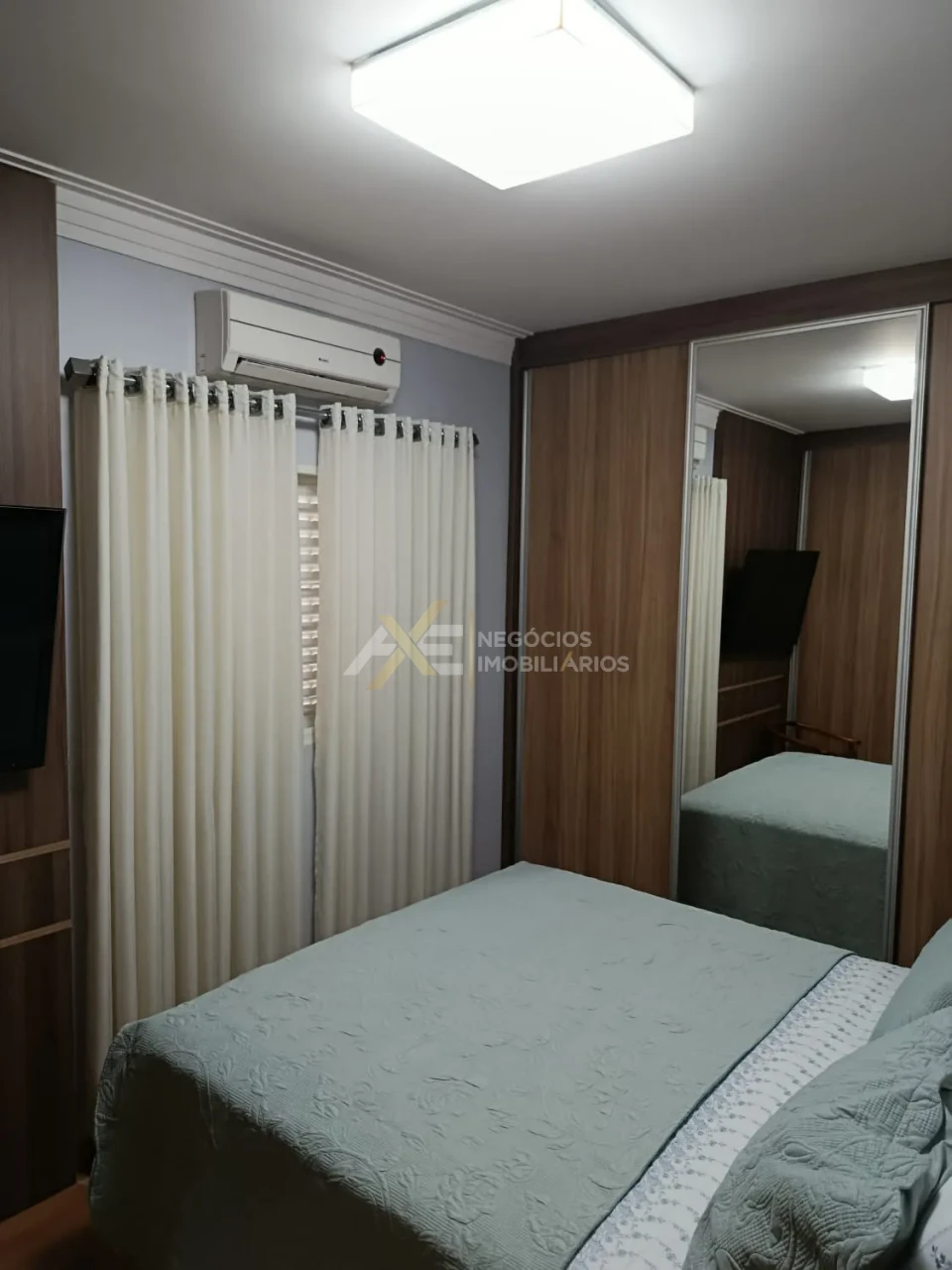 CASA COM PLANEJADOS E SUÍTE