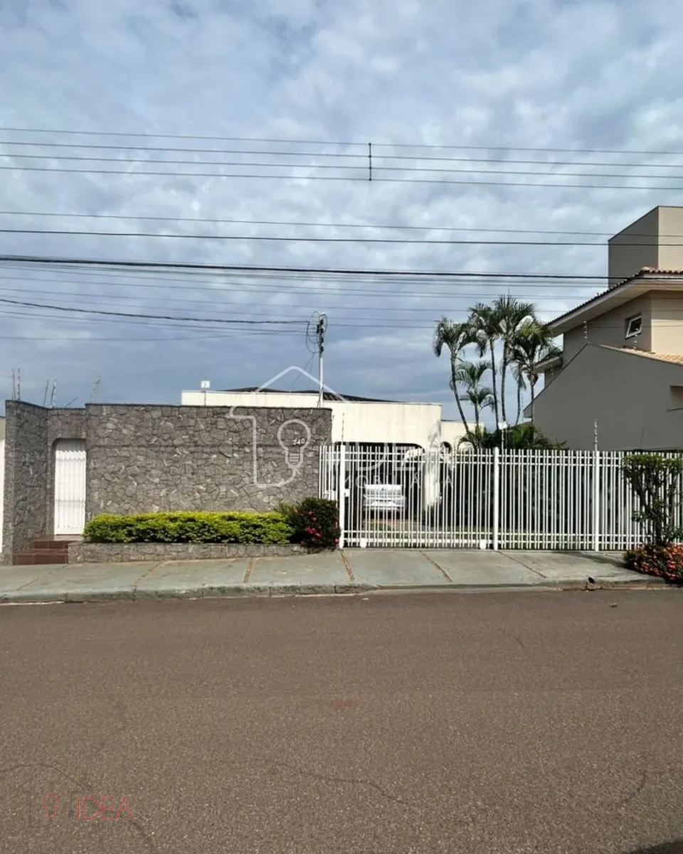 Imagens do imóveis Casa à Venda com 3 Dormitórios e 3 Vagas de Garagem na Vila Central