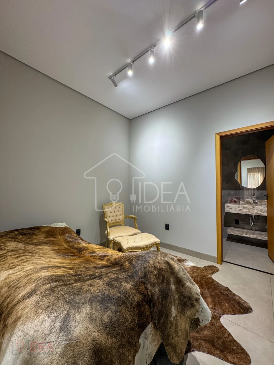 Casa com 3 dormitórios (sendo 2 suíte e 1 com closet) Jardim Valência