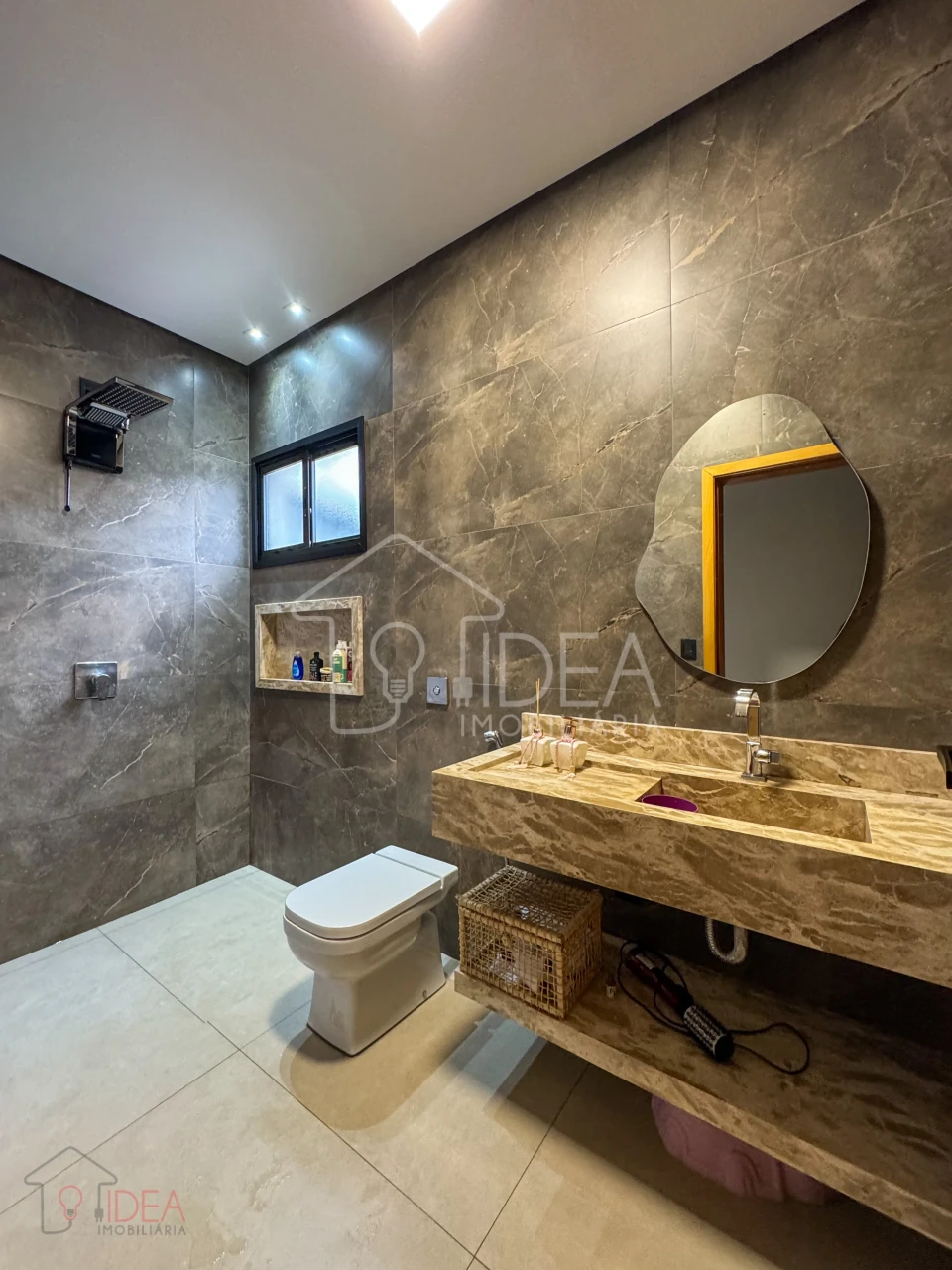 Casa com 3 dormitórios (sendo 2 suíte e 1 com closet) Jardim Valência
