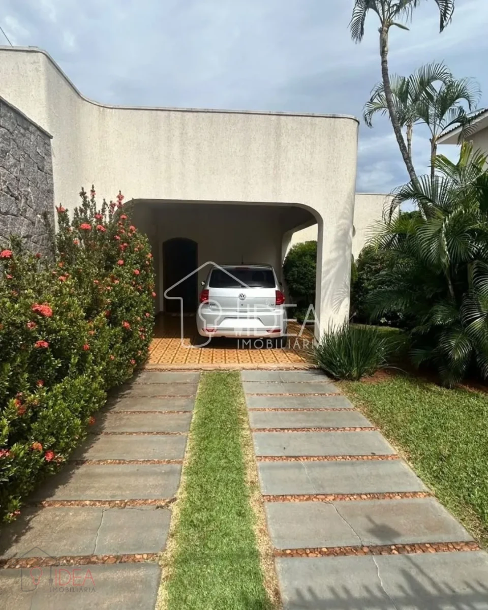 Imagens do imóveis Casa à Venda com 3 Dormitórios e 3 Vagas de Garagem na Vila Central